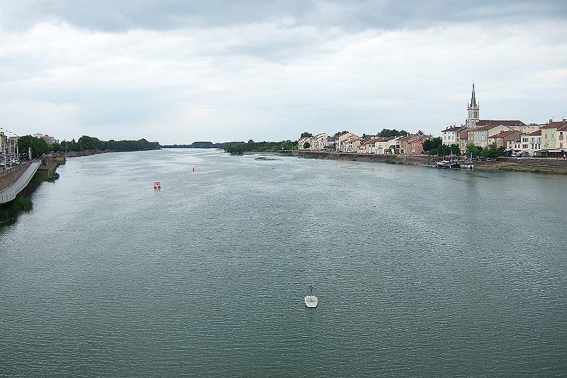 2010-06- (94).JPG - Ein breiter Fluss - bald ist die Mündung erreicht, die Rhône wartet schon auf ihn